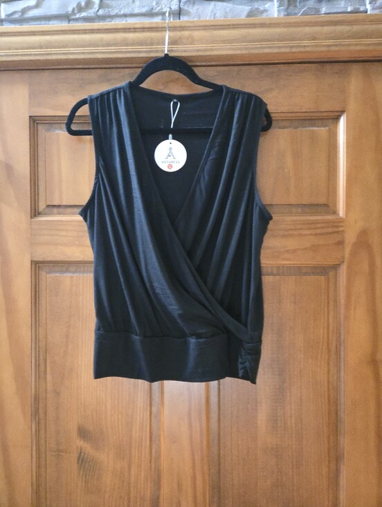 Tops - NWT Women’s Black Sleeveless V neck Top Black Size XL